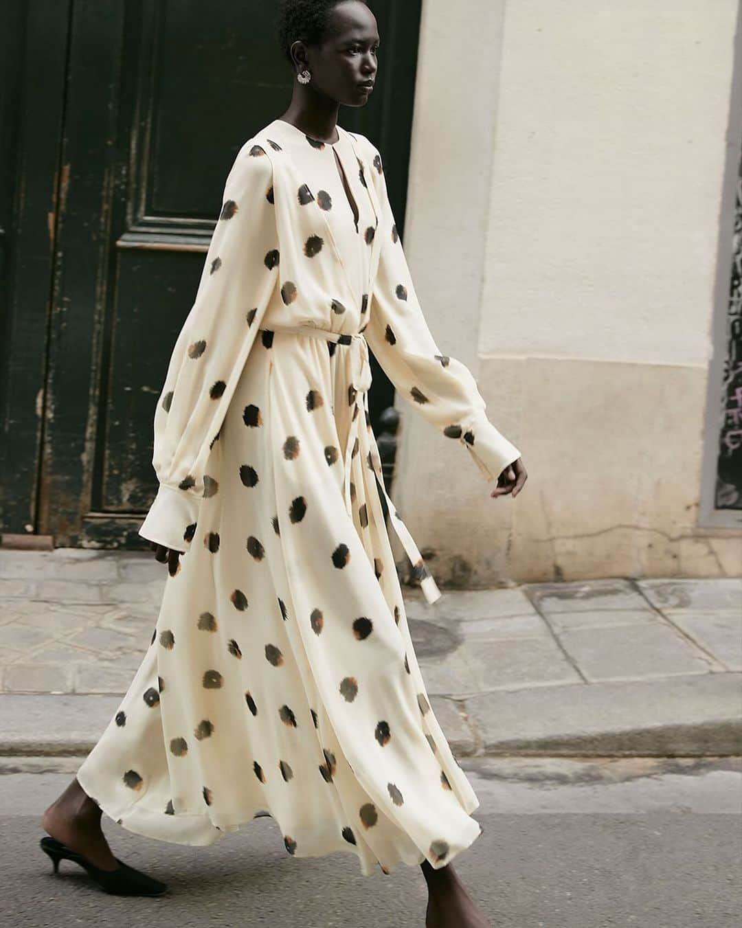 アルチュザラさんのインスタグラム写真 - (アルチュザラInstagram)「The 'Peirene' midi dress features a relaxed silhouette, tapered by a tie at the waist and finished with a functional keyhole opening at the neck.  www.altuzarra.com #AltuzarraSS24  Creative Director: @josephaltuzarra Photographer: @sumustecaplioglu Videographer: @lukaszdziedzic Stylist: @caitlinburkenyc HMU: @noa_yehonatan Model: @duop_nyaduola Photographer Ass: @lazzarispietro Photographer Ass: Alessandro Tranchini Stylist Ass: @barnetalicia」11月15日 4時20分 - altuzarra