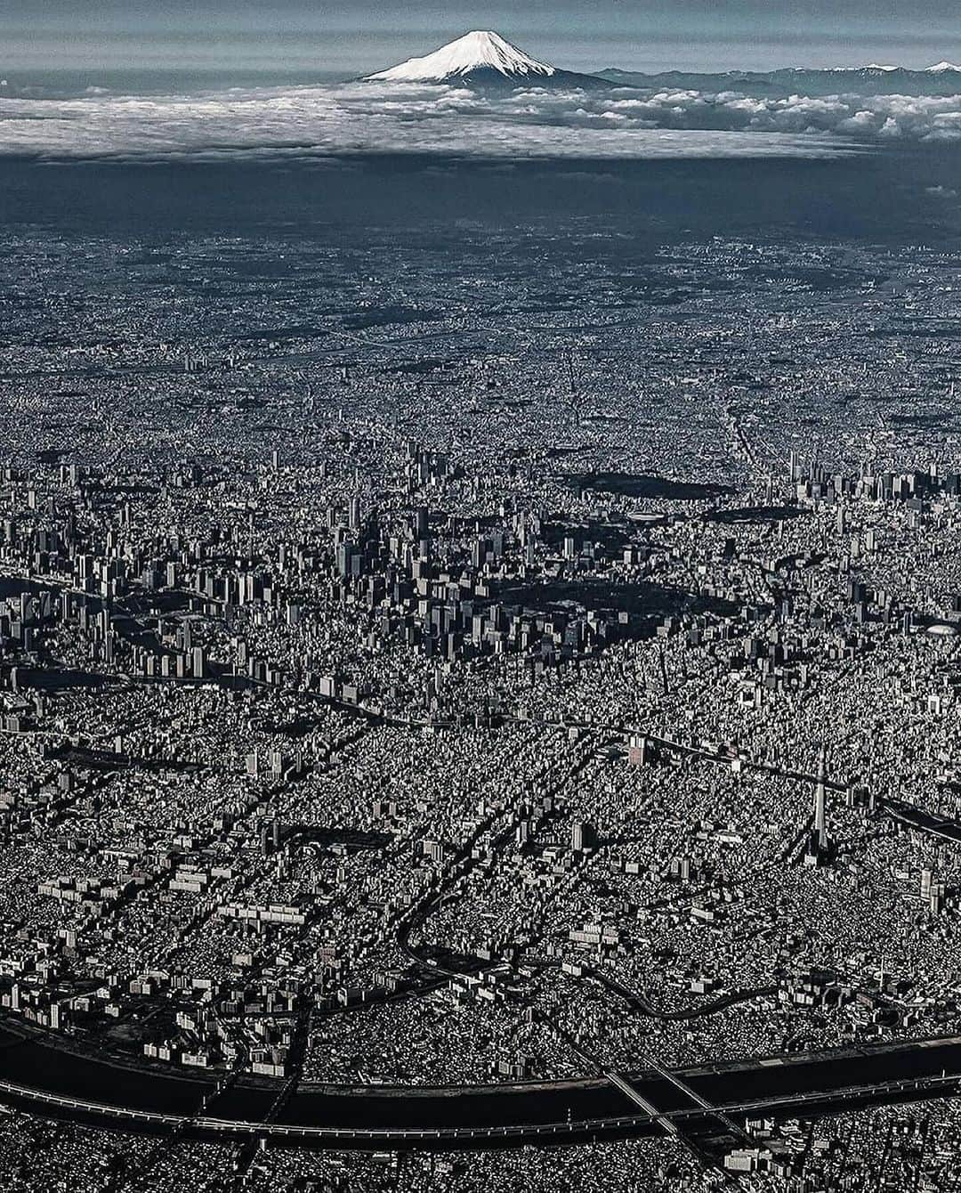 Earth Picsさんのインスタグラム写真 - (Earth PicsInstagram)「@tokio_kid - Tokyo, Japan, is the largest city on Earth, with a population of 37.4 million people, which is more than four times that of New York City, USA.   Spreading across a vast 13,452 square kilometers. On average,There are 2,642 people in each km on average in the whole of the Greater Tokyo.  📷: @tokio_kid」11月15日 4時24分 - earthpix