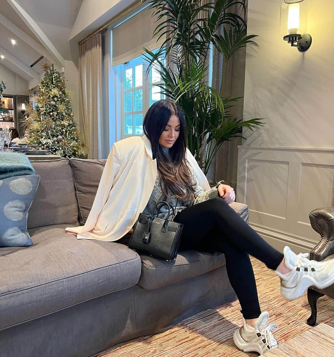 Jessica Wrightさんのインスタグラム写真 - (Jessica WrightInstagram)「Tis the season 🛍️🎄🖤  Check out @jesswrighthome for some beautiful interiors inspo from today」11月15日 4時29分 - jesswright77