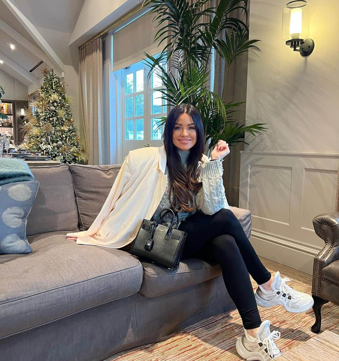 Jessica Wrightさんのインスタグラム写真 - (Jessica WrightInstagram)「Tis the season 🛍️🎄🖤  Check out @jesswrighthome for some beautiful interiors inspo from today」11月15日 4時29分 - jesswright77