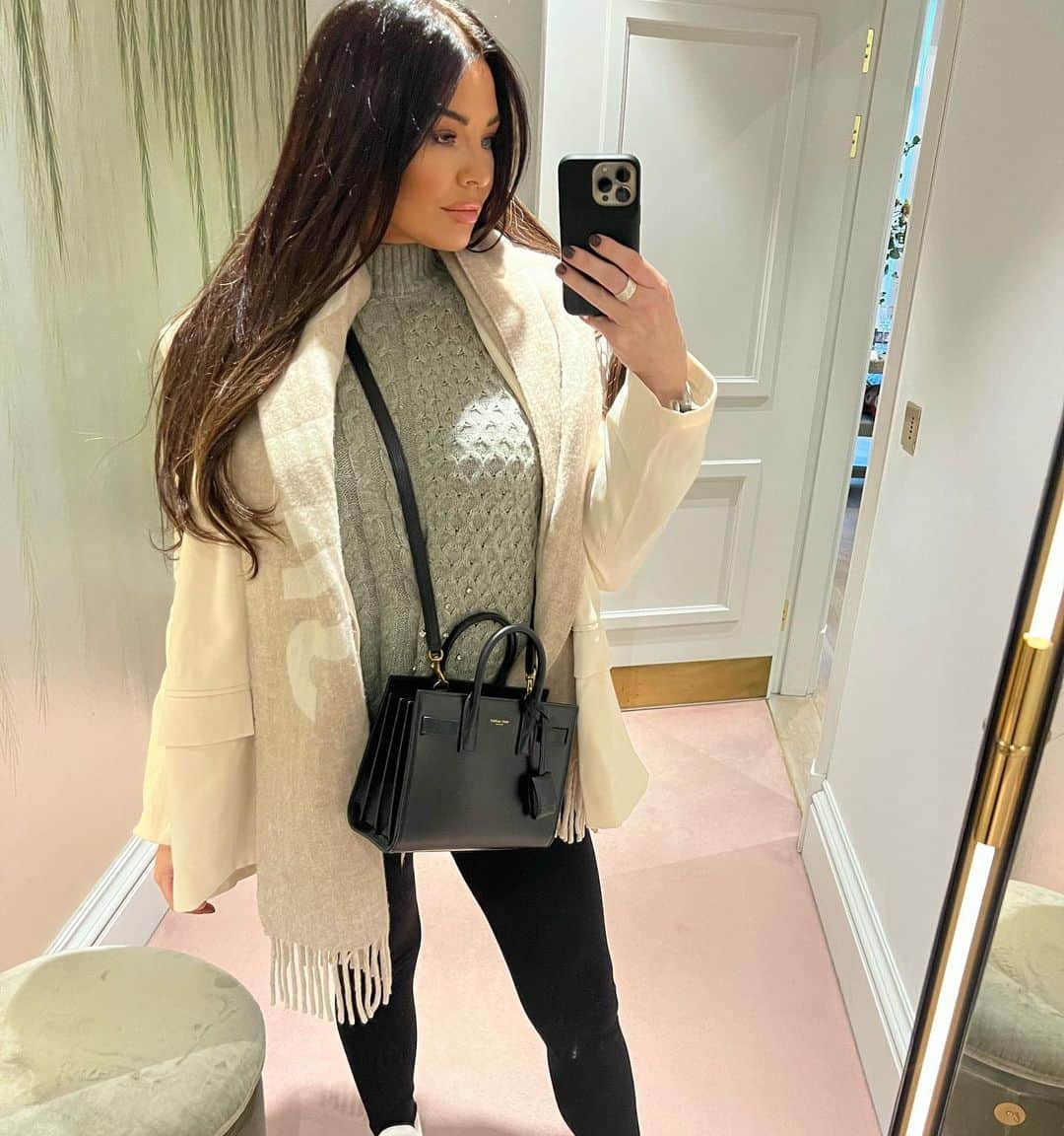 Jessica Wrightさんのインスタグラム写真 - (Jessica WrightInstagram)「Tis the season 🛍️🎄🖤  Check out @jesswrighthome for some beautiful interiors inspo from today」11月15日 4時29分 - jesswright77