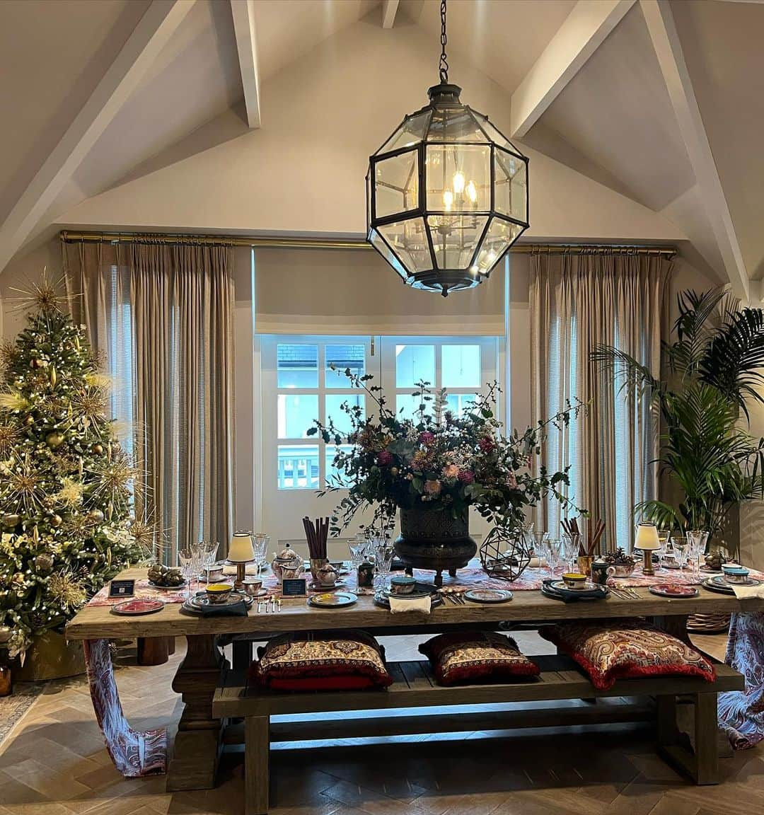 Jessica Wrightさんのインスタグラム写真 - (Jessica WrightInstagram)「Tis the season 🛍️🎄🖤  Check out @jesswrighthome for some beautiful interiors inspo from today」11月15日 4時29分 - jesswright77