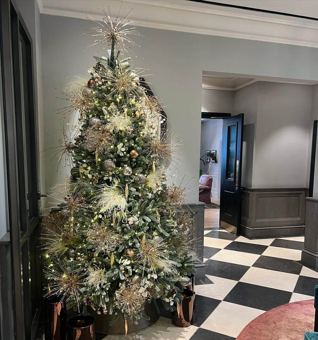 Jessica Wrightさんのインスタグラム写真 - (Jessica WrightInstagram)「Tis the season 🛍️🎄🖤  Check out @jesswrighthome for some beautiful interiors inspo from today」11月15日 4時29分 - jesswright77