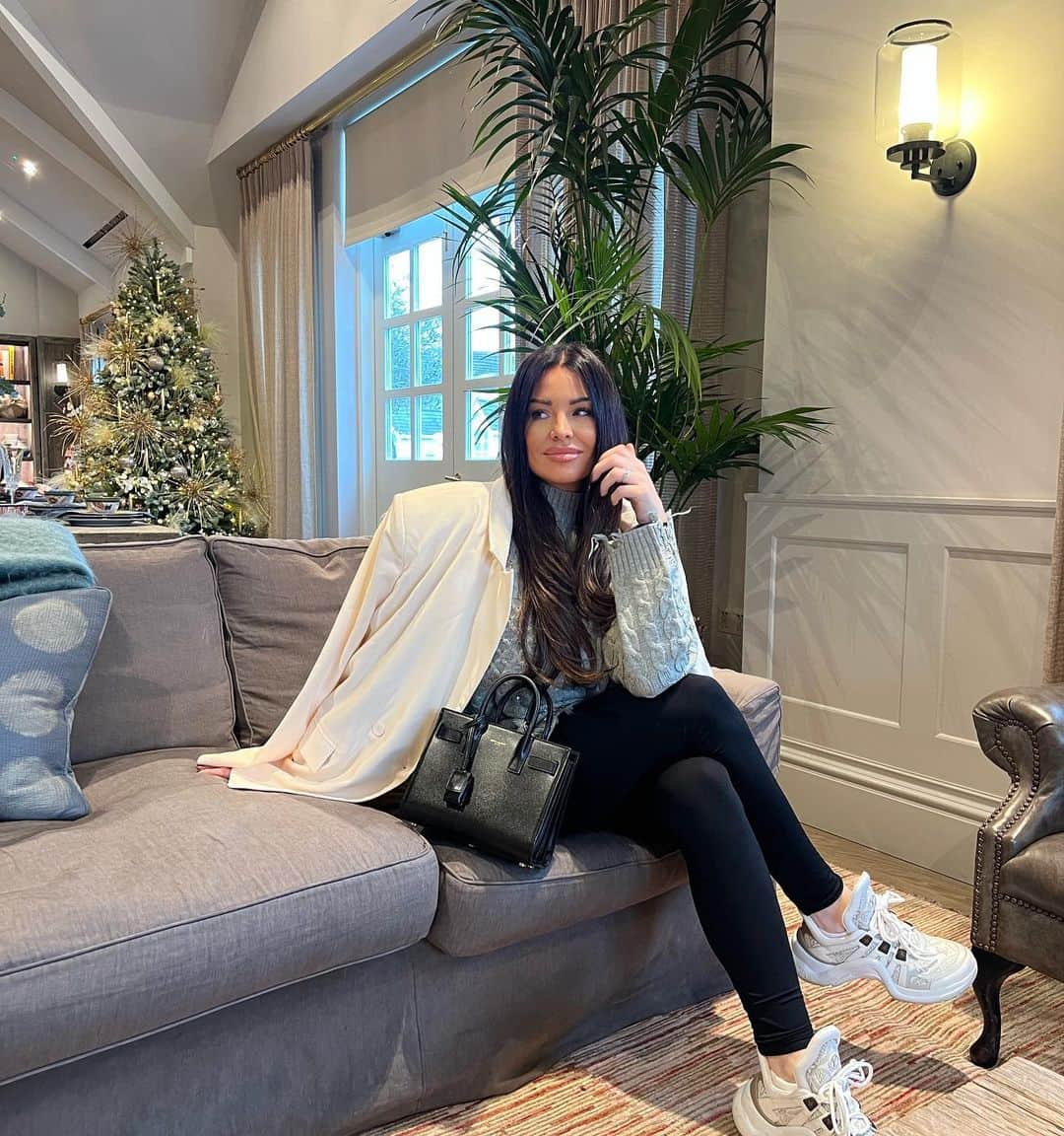 Jessica Wrightのインスタグラム：「Tis the season 🛍️🎄🖤  Check out @jesswrighthome for some beautiful interiors inspo from today」