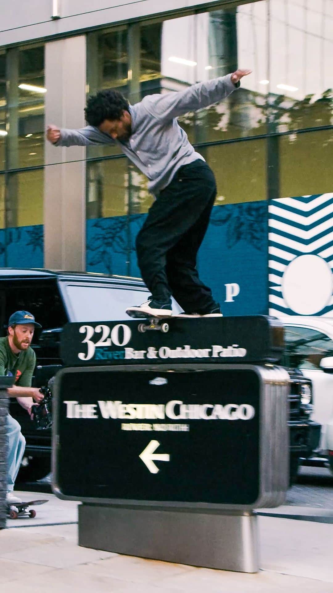 The Berricsのインスタグラム：「Join @timjmz and the @cariumaskateboarding squad as they mob through the streets of Chicago, taking in everything the city has to offer. From iconic street spots to hidden manny pad gems 💎, they give a new perspective on what it’s like skating in the Windy City.   Hit the link in bio to watch the newest project from @cariumaskateboarding , “Bloom : Chicago | Cariuma skates the 3rd largest city in America” now playing on TheBerrics.com #skateboardingisfun #berrics」