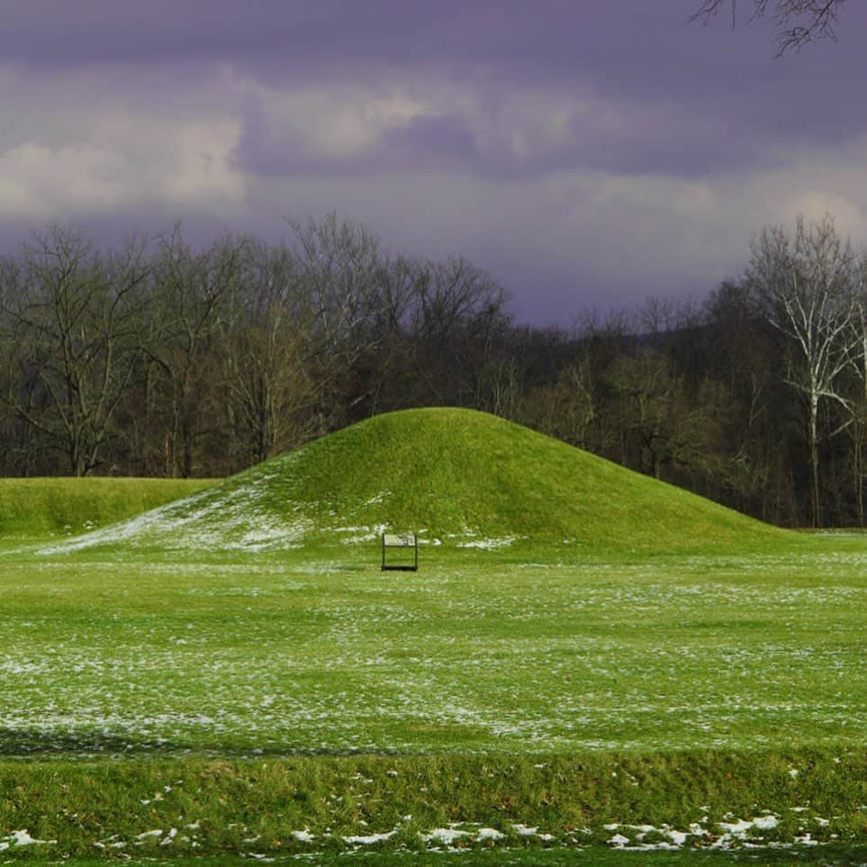 アメリカ内務省さんのインスタグラム写真 - (アメリカ内務省Instagram)「This year, Ohio's Hopewell Ceremonial Earthworks was designated as the nation's newest @UNESCO World Heritage Site!    Nearly 2,000 years ago, Native Americans built dozens of monumental mounds and earthen enclosures in what is now the state of Ohio. These earthwork complexes were ceremonial landscapes used for feasts, funerals, rituals and rites of passage created by people, now referred to as the Hopewell Culture.    The Earthworks include @HopewellOhioNPS, including the Mound City Group, Hopewell Mound Group, Seip Earthworks, High Bank Earthworks, and Hopeton Earthworks, as well as @OhioHistory's Octagon Earthworks and Great Circle Earthworks in Newark and Fort Ancient Earthworks.    Visitors who walk quietly through the enclosure and among the mounds experience a sense of what it may have been like to gather at a Hopewell ceremony. Please be mindful that the Mound City Group is still considered a sacred place by many people, so please treat the earthworks with respect. Visitors are welcome to stroll reverently amongst the mounds, but please do not walk on the mounds or earthen walls.    Photos by Tom Engberg / NPS    #publiclands #Ohio #NativeAmericanHeritageMonth   Alt Text:    Photo 1: Steam fog lifts from the mounds at Mound City Group on a cool summer morning.    Photo 2: Central Mound, mound #7, at Mound City Group under a dark grey, winter sky.    Photo 3: The replica of the Hopewell Ceremonial Earthworks World Heritage site plaque on stage after the commemoration event.」11月15日 4時31分 - usinterior