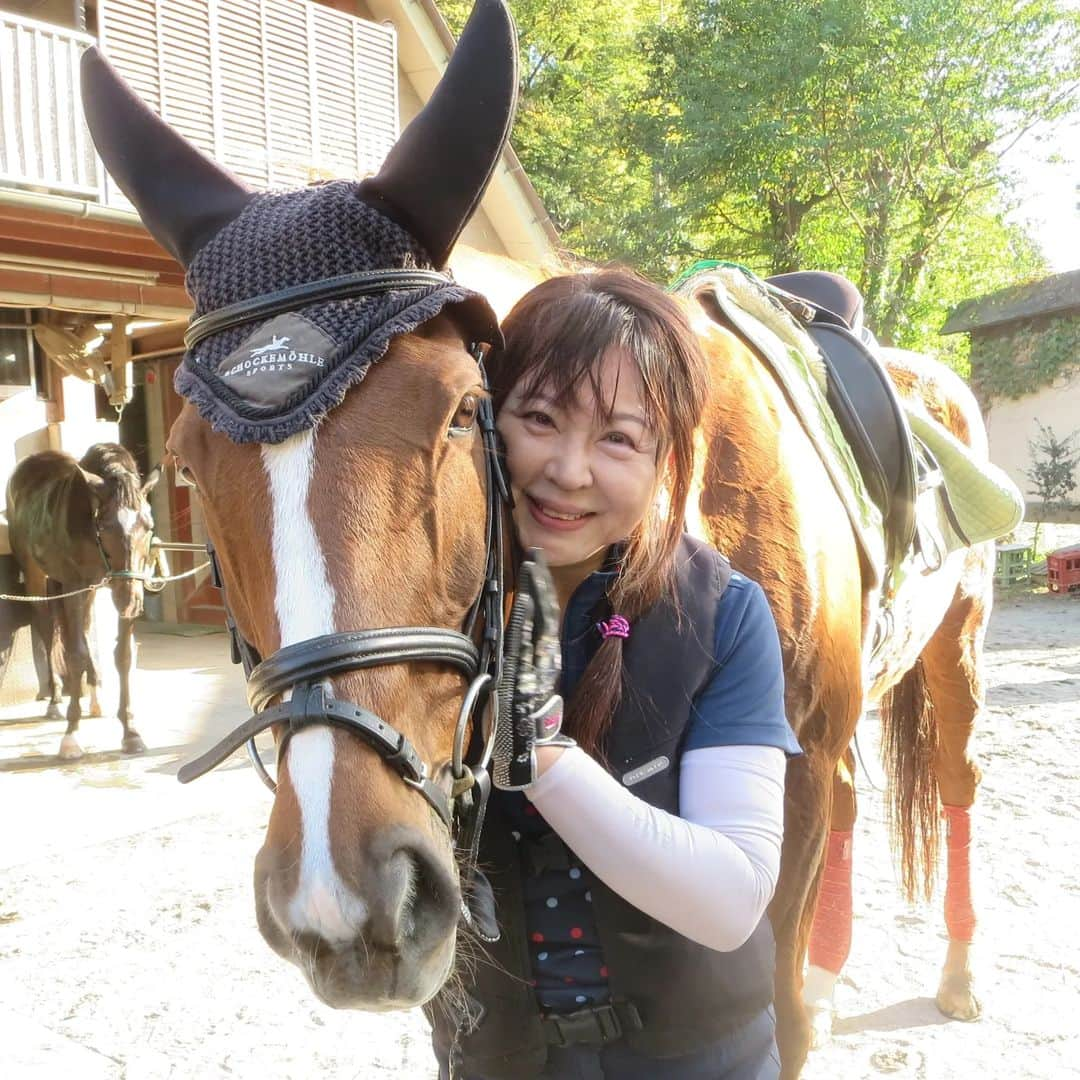 宇月田麻裕のインスタグラム：「11/8　#乗馬日記「まただね」#プリマティスタ　 今回は、洗い場で「にー」と笑ってくれました。 ご機嫌いいみたい♬　 レッスンは、ぷーちゃんこと「プリマティスタ」＆Ｋ先生 拍車あり、下乗りあり。 前回と同じように、速歩まではいいのですよね。 頭が下がったら、脚ですぐに扶助して上げる。 下がったら駈歩は出ません。  駈歩、なかなか続かず💦 手が上がるのは少しマシになりました。 外方を意識せねば。  ぷーちゃんは、いいこでした💕　頑張りました！ 引き続き、私がダメダメです💦 大会でも好成績です!!　優勝！  11/11の珀との乗馬日記は後日載せます。 もう、ほんと乗馬日記書くの遅い！ 日々、色々と用事を入れすぎなのですよね。 でも、仕事の原稿は、ちゃんと期限までに書いていますよー。」