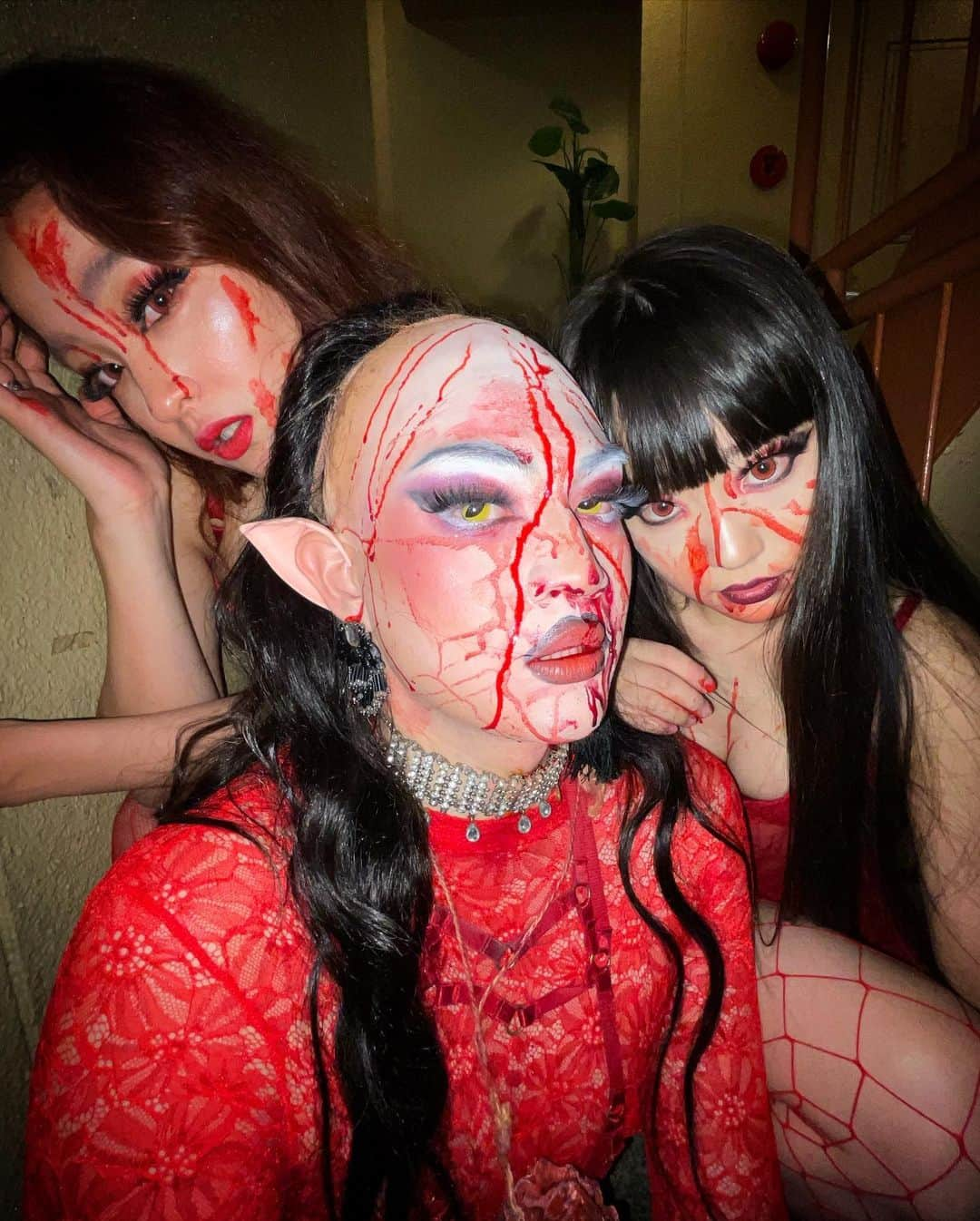 新野彩乃さんのインスタグラム写真 - (新野彩乃Instagram)「. 🔪🩸女子大Halloween🩸🔪 @jsd_halloween   👹Demon👹 こちらも @rafa__clitolia555 のバックアップ出演☺︎  地味に初女ハロ 新鮮空間でとっても楽しかったです🫶  ハロウィン期間の各現場へ遊びにきてくださった方々 ありがとうございました！！6変化くらいしました笑 たのしかったー！🎃  来年も何卒🙏💫 . . . . #voguer #dancer #stagecostume #costume #art #model #makeup #japanesegirl #nagoya #dragqueen #女子大ハロウィン #evangelion #綾波レイ #コスプレ #Halloween」11月17日 20時00分 - uare_ayn73