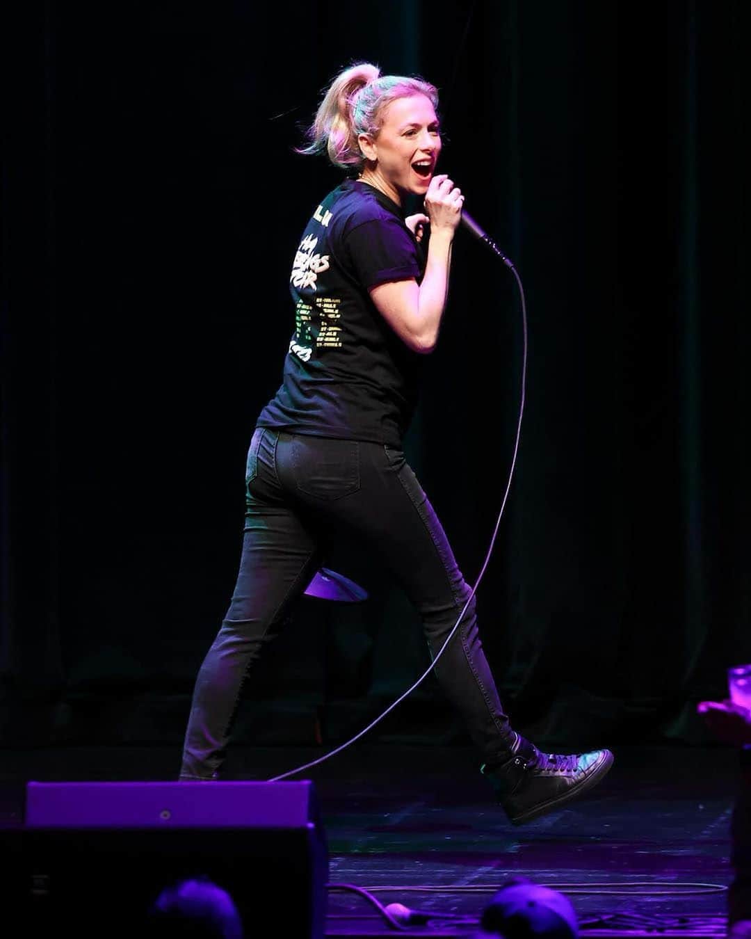 イリザ・シュレシンガーのインスタグラム：「Keep it real onstage and off!  ONLY TWENTY ONE more shows LEFT this year on my #HardFeelingsTour: Nov. 17 - Portland, OR (2 shows!) Nov. 18 - Seattle, WA (2 shows!) Nov. 27 - Madrid, Spain Nov. 29 - Barcelona, Spain Dec. 1 - Dublin, Ireland Dec. 3 - Amsterdam, Netherlands Dec. 6 - London, UK Dec. 8 - London, UK Dec. 9 - Paris, France Dec. 11 - Berlin, Germany Dec. 12 - Cologne, Germany Dec. 14 - Budapest, Hungary Dec. 15 - Prague, Czech Republic Dec. 16 - Vienna, Austria Dec. 17 - Copenhagen, Denmark Dec. 18 - Oslo, Norway Dec. 20 - Helsinki, Finland Dec. 21 - Stockholm, Sweden Dec. 30 - Monticello, NY AND THEN I’M GONNA HAVE A BABY 👶🏻」