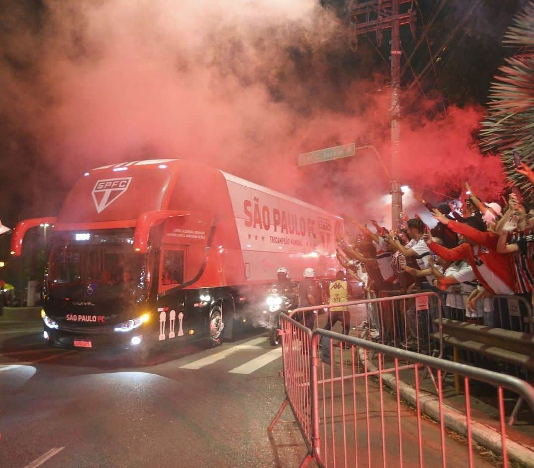 São Paulo FCのインスタグラム：「🥳 Três anos do #ExpressoTricolor!  🚌 E aí, você já viu nosso ônibus pelas ruas ou participou da recepção da delegação com a #TorcidaQueConduz no Morumbi?  #VamosSãoPaulo 🇾🇪」