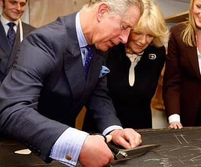 ギーブス&ホークスさんのインスタグラム写真 - (ギーブス&ホークスInstagram)「We all at Gieves & Hawkes would like to wish HM King Charles III a very Happy 75th Birthday.   Come rain or shine, consistently a bastion of timeless style and passionate supporter of our craft.  •••  1/2 Visiting the famous white steps of No.1 Savile Row in 2009. 2/2 On the same visit, in our Cutting Room, shears in hand.  @theroyalfamily  @gieveslondon」11月15日 4時40分 - gieveslondon