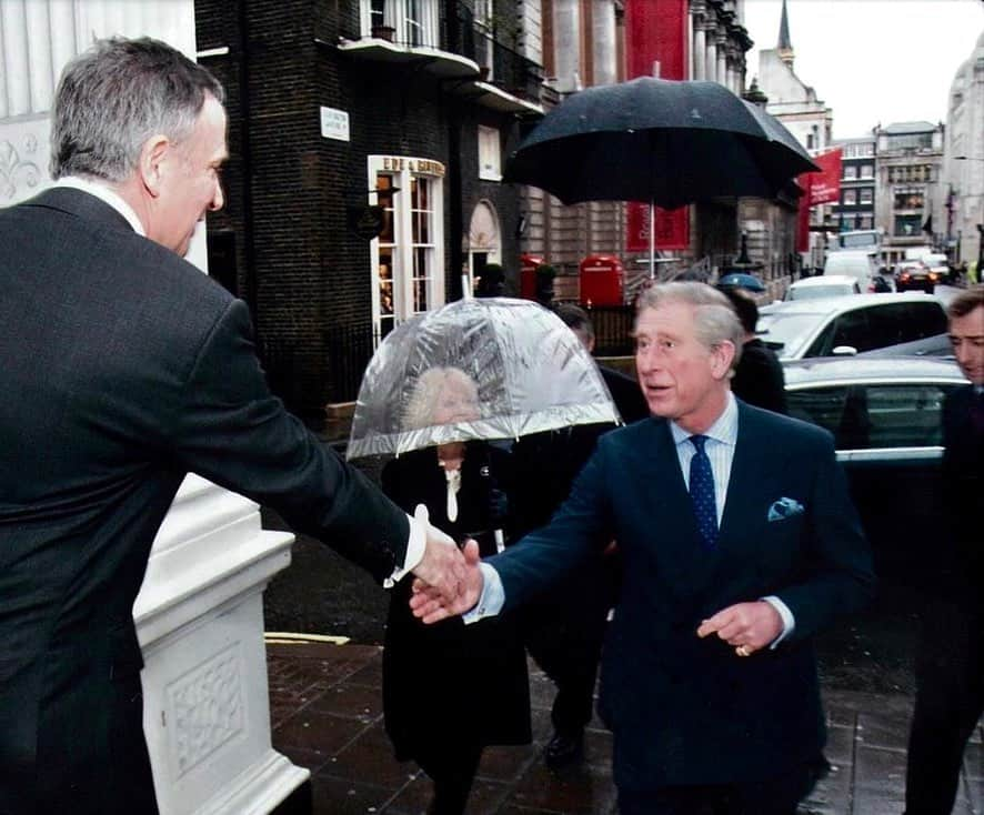 ギーブス&ホークスのインスタグラム：「We all at Gieves & Hawkes would like to wish HM King Charles III a very Happy 75th Birthday.   Come rain or shine, consistently a bastion of timeless style and passionate supporter of our craft.  •••  1/2 Visiting the famous white steps of No.1 Savile Row in 2009. 2/2 On the same visit, in our Cutting Room, shears in hand.  @theroyalfamily  @gieveslondon」