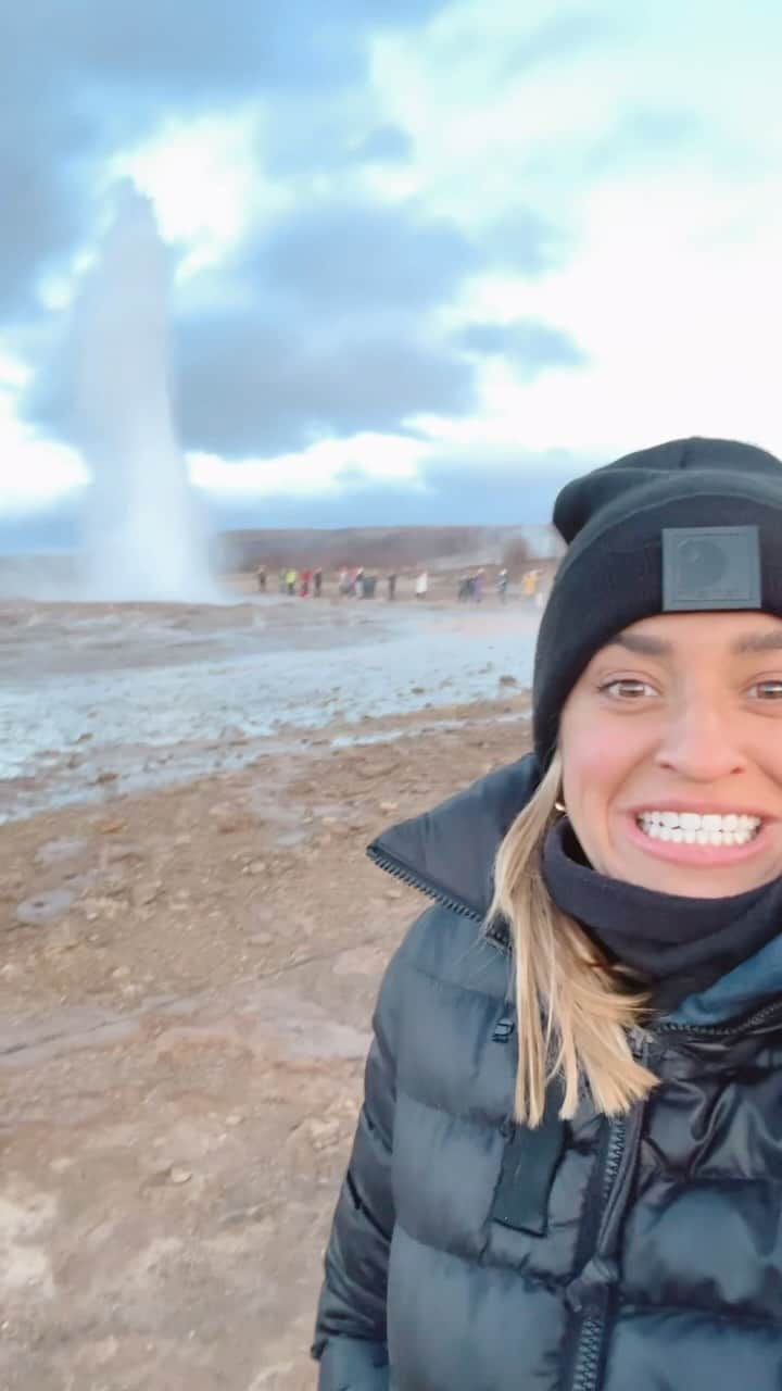 ジェマ・マリンのインスタグラム：「Primeras veces… Y que ilusión me ha hecho!!!😍  Geyser ✅   Los Geyser son una especie de fuentes termales que están bajo presión y entran en erupción, lanzando chorros de agua y vapor al aire. Los géiseres se forman a partir de un agujero en forma de tubo en la superficie de la Tierra que se adentra profundamente en la corteza.   El agua que sale está entre 80-100grados 🌡️  #geyser #Islandia #Primerasveces #geiser #iceland」