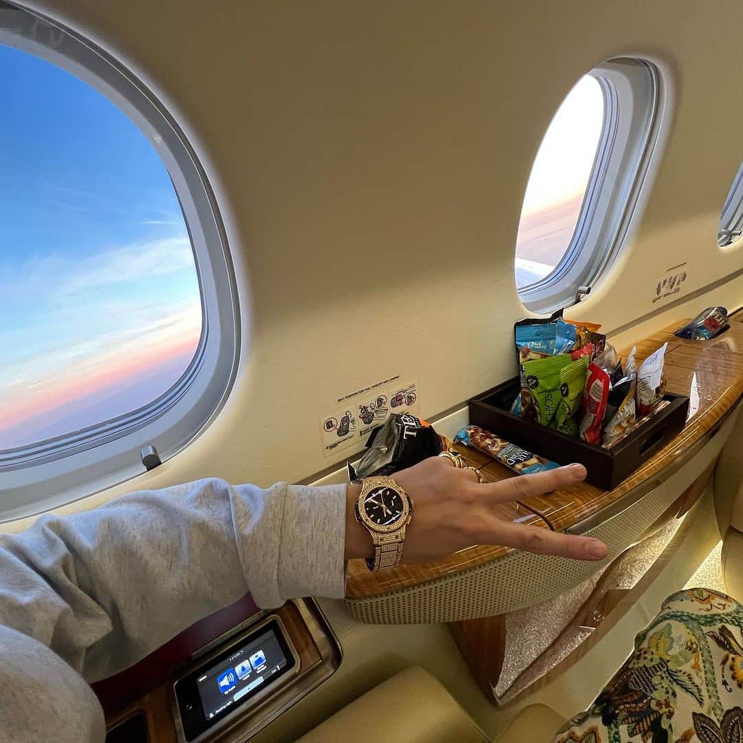 TOMOROさんのインスタグラム写真 - (TOMOROInstagram)「プライベートジェットでラスベガスへフライト✈️🇺🇸🌴🎰😎💰✨  Flight to Las Vegas by private jet ✈️🇺🇸🌴🎰😎💰✨  #TOMORO #プライベートジェット #privatejet #privatejets  #japaneserapper」11月15日 4時46分 - tomoro_king6666