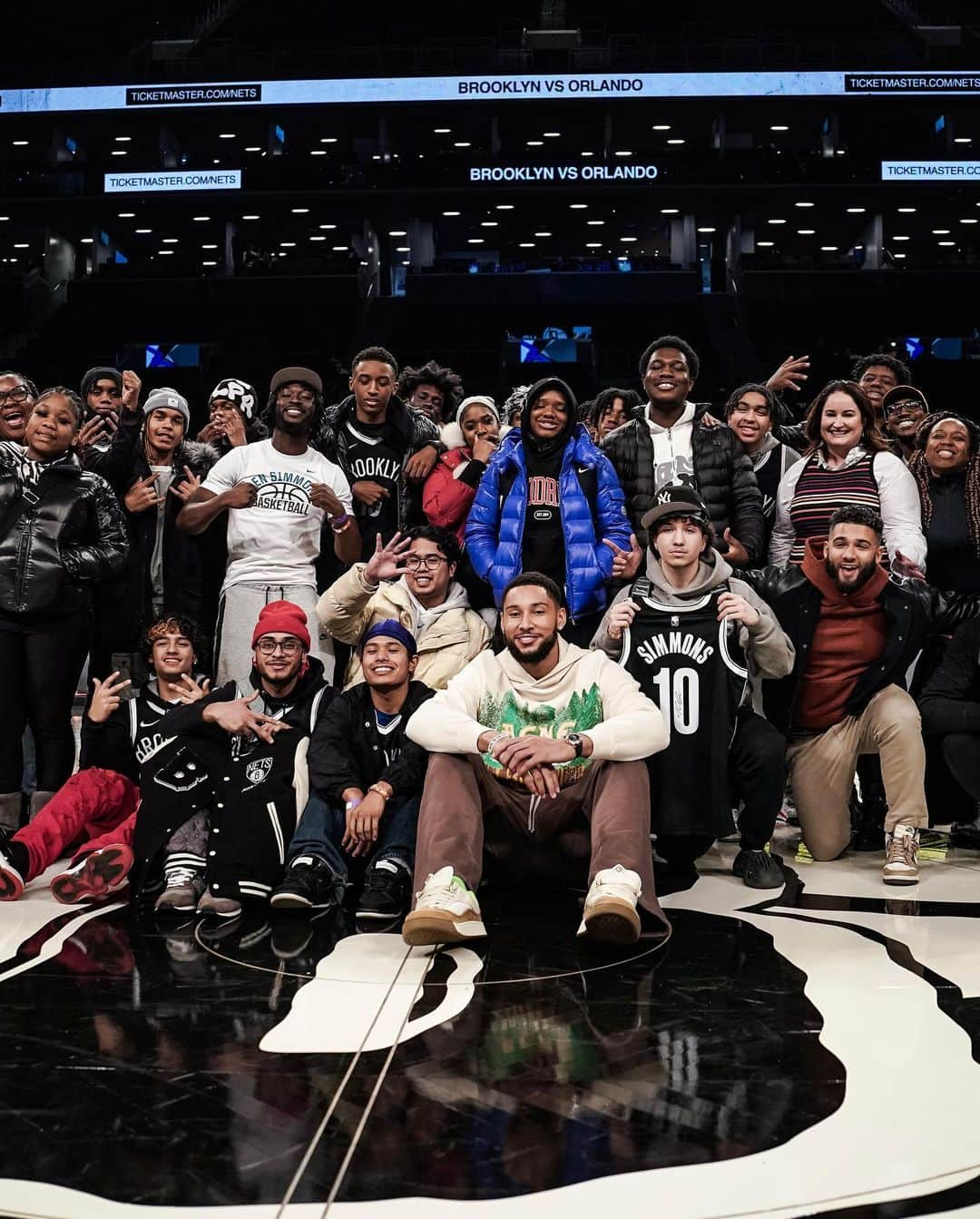 Brooklyn Netsさんのインスタグラム写真 - (Brooklyn NetsInstagram)「Work hard, play hard 😤  Over the past few weeks, participants from @goodshepherdnyc in this year’s RISE x Ben Simmons Leadership Program have been working hard to develop interpersonal skills, and learn about how they can make a positive #impact on their community.   On Sunday, they enjoyed some fun at the Nets game with Ben!  #BSFF #RISEtoWin #DoMore #Leadership #mentorshipmatters #selfietime」11月15日 4時48分 - brooklynnets