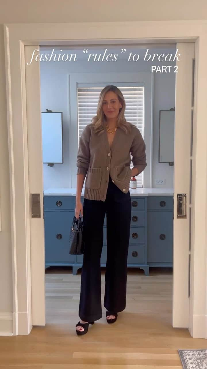 Anna Jane Wisniewskiのインスタグラム：「The old adage says to balance fitted and volume and I agree—it’s pleasing to the eye. But you can wear volume on top and bottom and the current styles have been leaning into that the past few years. My tip is to choose wide leg style pants that are fitted in the waist so you aren’t totally overwhelmed. Also, I love a boxy sweater that’s cropped with a maxi skirt or wide leg jeans. So tell me, do you break this “rule?”  #stylisttips #fashionrules #fashiontrends」