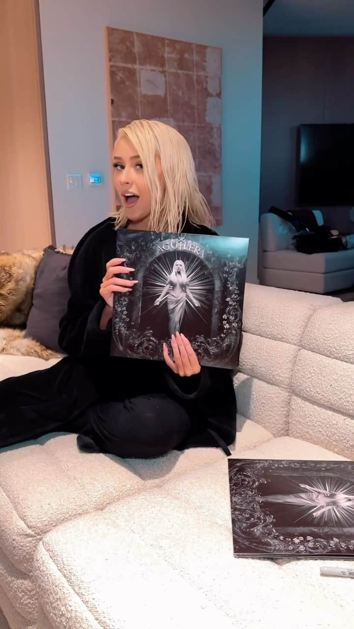 クリスティーナ・アギレラのインスタグラム：「With so much love… The AGUILERA Vinyl is finally here! ❤️‍🔥 Link in bio 💋」