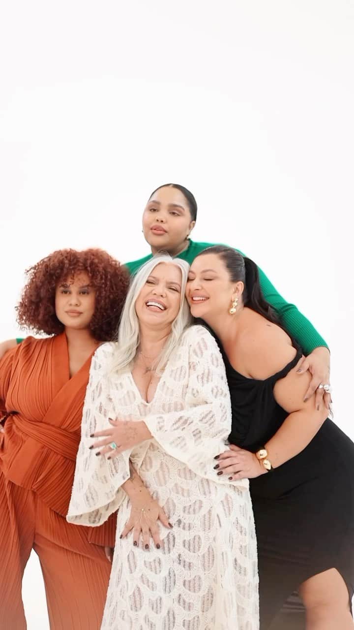 ELLE Brasilのインスタグラム：「@dovebrasil reuniu 16 influenciadoras que vão muito além do tem-que-ter, dentro e fora de seus perfis nas redes sociais — cada uma a seu estilo e dentro da sua área de atuação, elas levantam pautas importantes #PelaBelezaSemPadrões e, assim, ajudam mulheres a construir uma relação positiva com a aparência. #publicidade  Vídeo: @lettsousa Edição de moda: @suyane_ynaya Beleza: @angel_moraes	  Produção de moda: @giovxnnan Produção executiva: @bellaaribeiro  Nail Design: @thaynadandara Assistente de beleza: @raquelpftz @_mishabarros @gabrielj.hair Assistente de moda: @larissasviana_ @le__verissimo Light Designer: edsonluciano Assistente de produção executiva: @m4ycrosoft Assistente de produção: @ronaldojy」