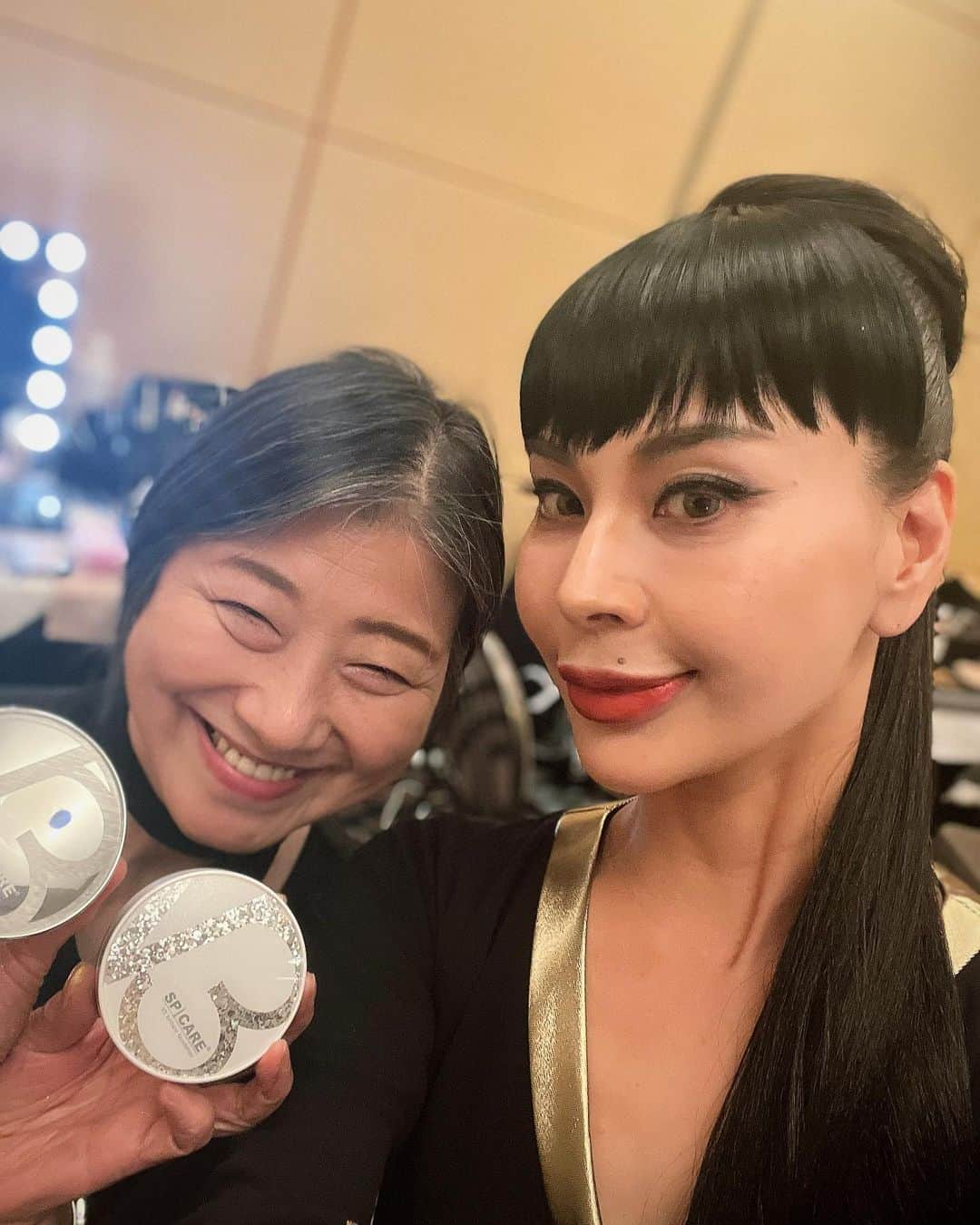 藤木貴子のインスタグラム：「@miekoueda1958 先生に！！ パーティーのヘアメイク✨  素敵に仕上げていただきました🙏  #v3ファンデーション ブリリアントでお仕上げ😆❤️  皆さんから たくさん褒めていただきました😂🙏  嬉しい❤️❤️❤️❤️  ありがとうございました✨  @spicare.jp」