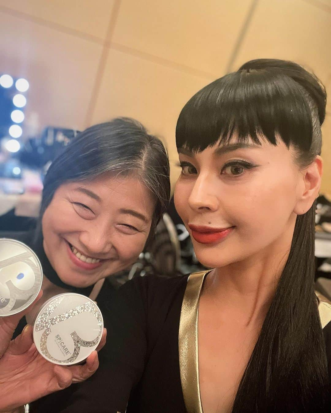 藤木貴子さんのインスタグラム写真 - (藤木貴子Instagram)「@miekoueda1958 先生に！！ パーティーのヘアメイク✨  素敵に仕上げていただきました🙏  #v3ファンデーション ブリリアントでお仕上げ😆❤️  皆さんから たくさん褒めていただきました😂🙏  嬉しい❤️❤️❤️❤️  ありがとうございました✨  @spicare.jp」11月15日 4時56分 - takako_fujiki