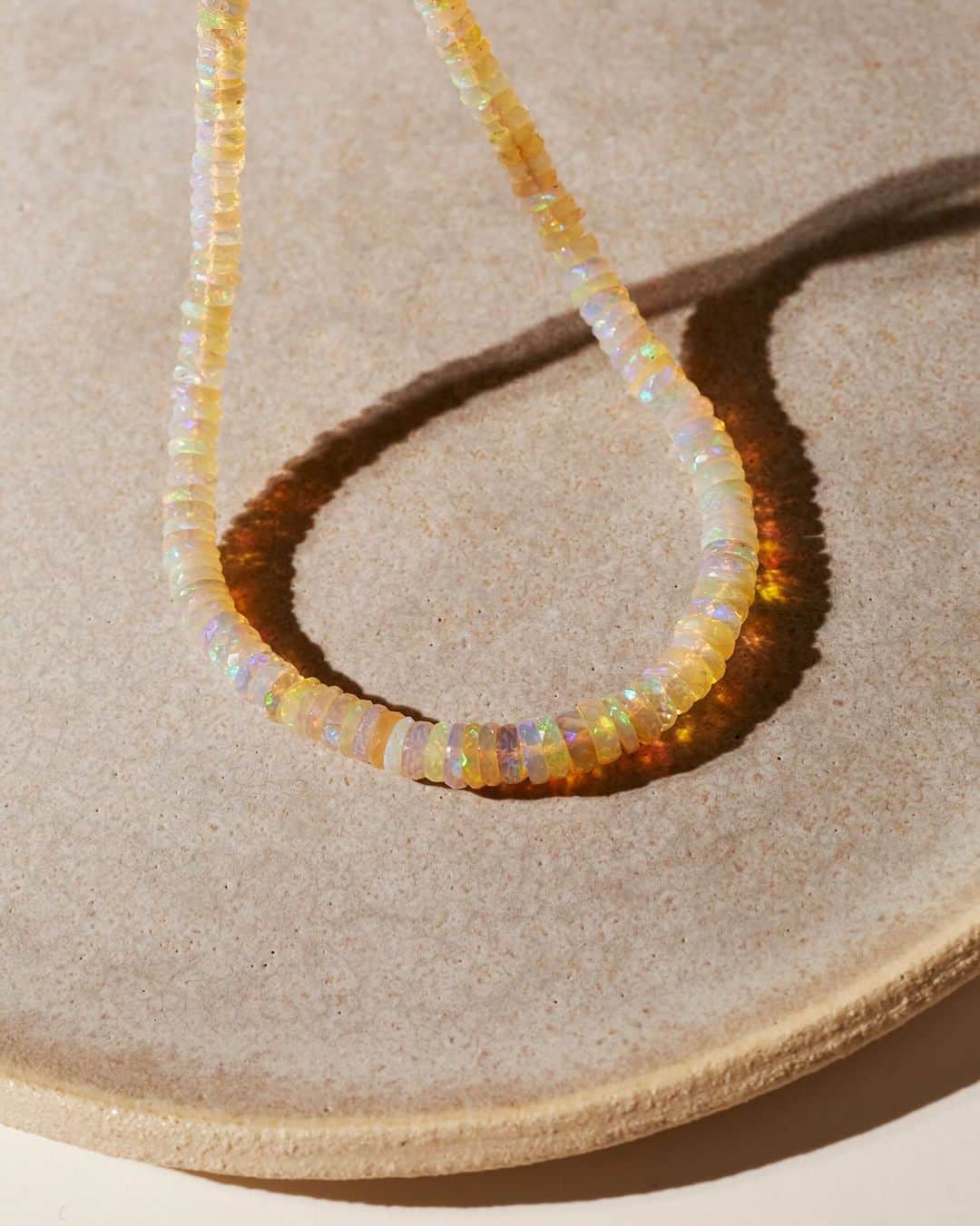 チャンルーのインスタグラム：「Ethiopian opals glowing in the sunshine 🌞 this luminous string necklace is one of our favorite styles for obvious reasons, and it's now back in stock!」