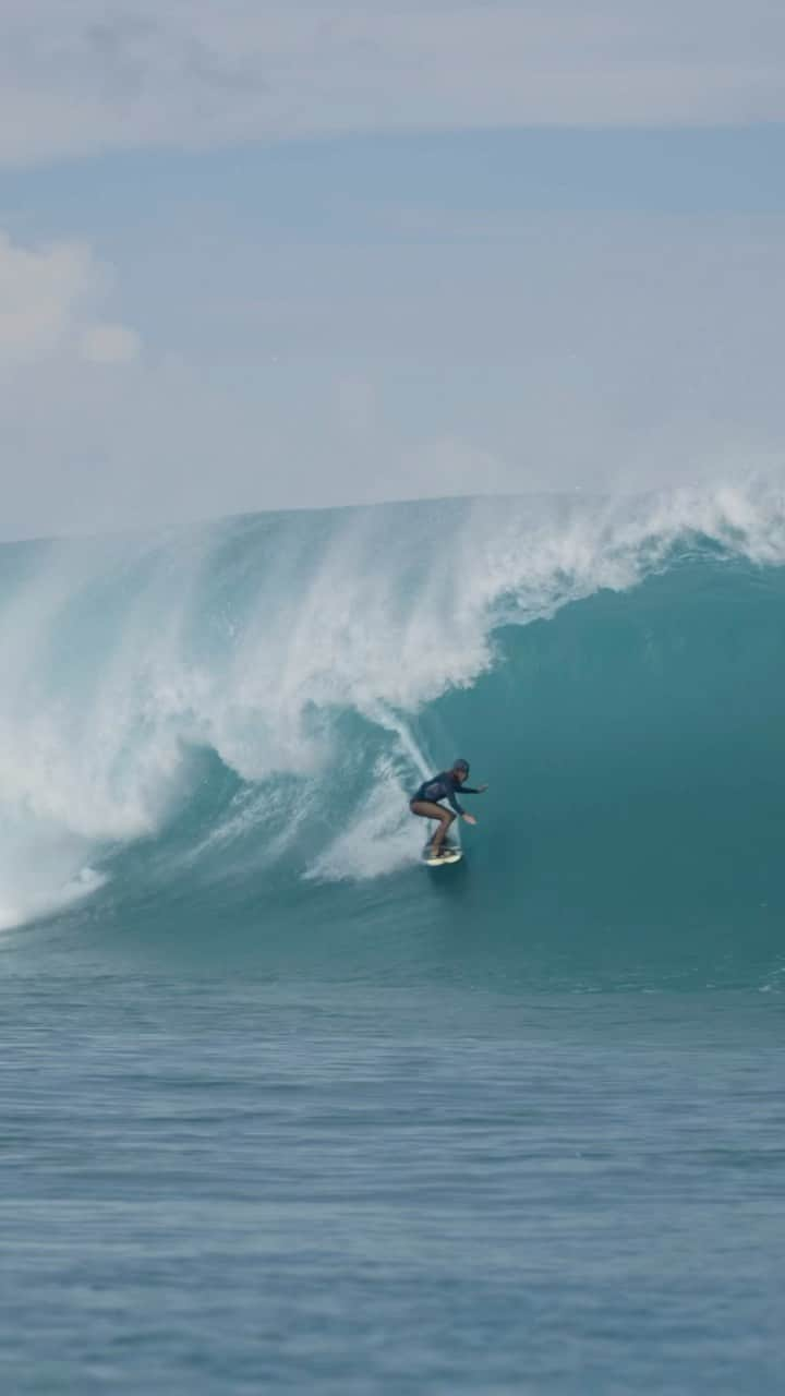 surflineのインスタグラム：「Did you surf the best wave of your life in 2023? Let us know how in the comments. @anne.dossantos sure did, multiple times — and it wasn’t accidental. She meticulously checked the charts, watched our live cams, and journaled the model output numbers so she knew when to go and where. She paddled into bombs at Pipe and Pe’ahi, whipped into sinister slabs at Shipstern Bluff, and got a barrel in #MapsToNowhere that made her cry from how much the wave meant to her. There’s still time left for Anne to get another “best wave of her life,” this year and we set her up with Surfline Premium to plan her strike missions accordingly. Here’s how she used our app to score on her first surf trip to Teahupo’o during our #TwentyFootPlus live in Tahiti. 🎥: @saltnairstudios @tuckerwooding」