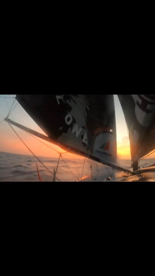 白石康次郎のインスタグラム：「【Transat Jacques Vabre】  🇯🇵DMG MORI GLOBAL ONE号、1日の終りのご褒美の夕焼けです！  🇬🇧 Sunset reward after a hard day of labor!  🇫🇷 Recompense d'un beau coucher de soleil après une dûre journée dur l'eau !  @sailingteamdmgmori #dmgmorisailingteam #kojiroshiraishi #白石康次郎 #IMOCA #TransatJacquesVabre」