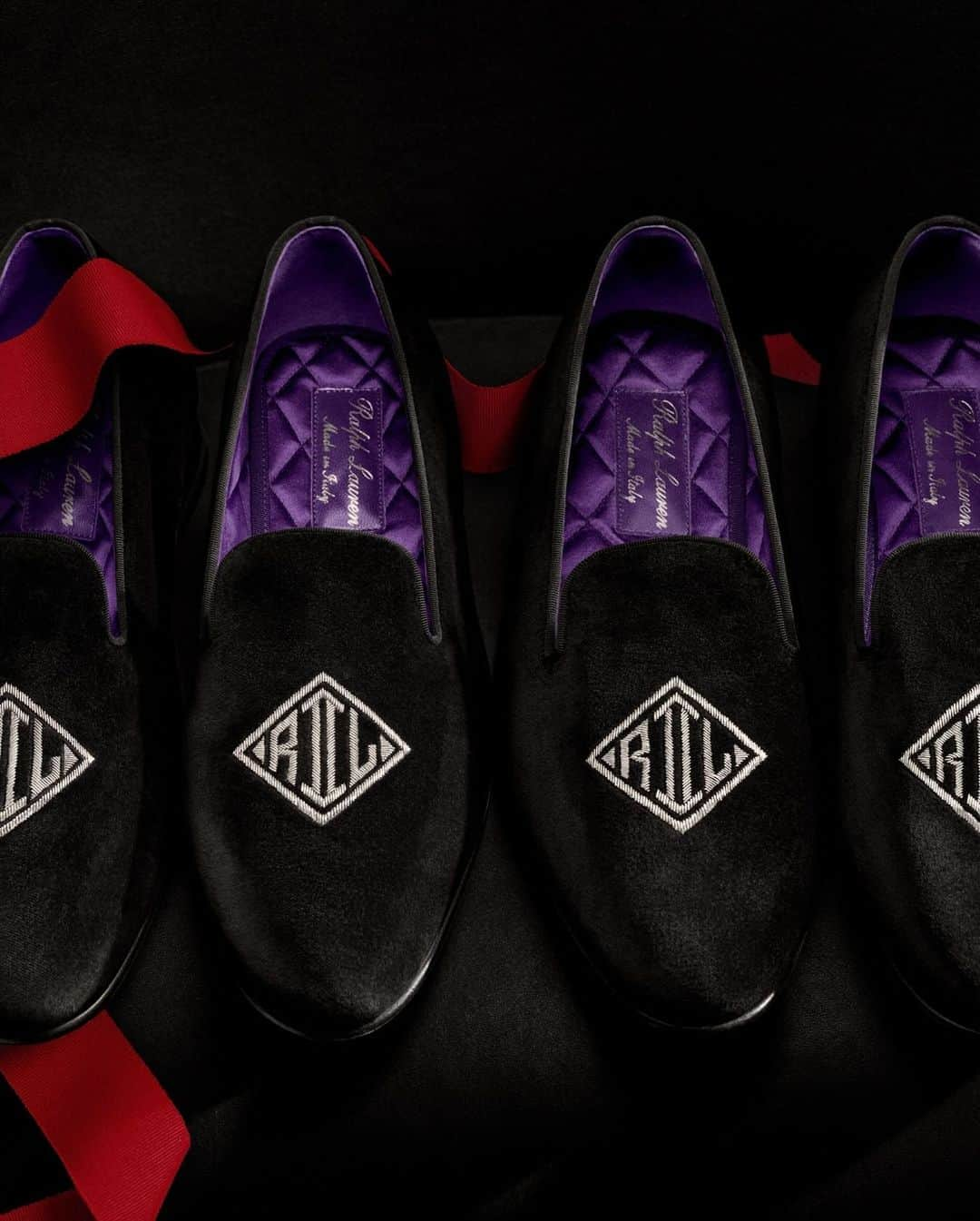 Ralph Laurenさんのインスタグラム写真 - (Ralph LaurenInstagram)「Iconic #RLGifts.  Art Deco’s graphic architecture inspires this season’s Alonzo slipper, featuring a #RalphLauren monogram embroidered into black velvet.  Discover the #RLPurpleLabel Alonzo Monogram Bullion Velvet Slipper and more accessories via the link in bio.  #RLHoliday」11月15日 5時05分 - ralphlauren