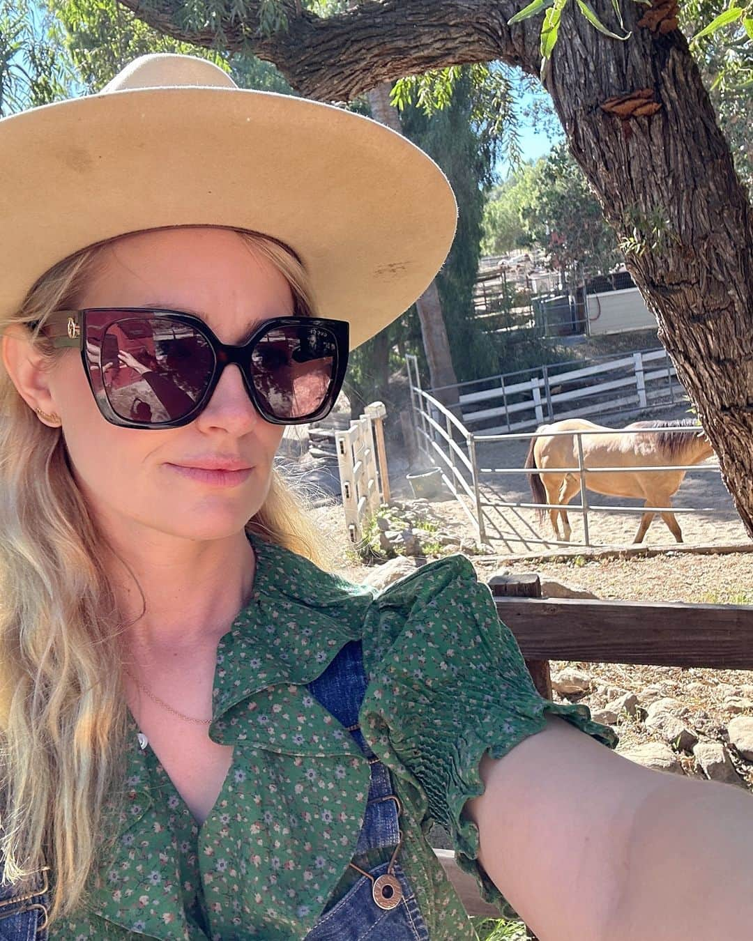 ベス・ベアーズさんのインスタグラム写真 - (ベス・ベアーズInstagram)「🙋🏼‍♀️🐎💛」11月15日 5時08分 - bethbehrs