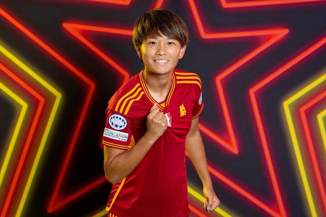 南萌華のインスタグラム：「いよいよチャンピオンズリーグが始まります🔥 最高の舞台を楽しみながら全力でプレーします👍 #asromafemminile  #uwcl」