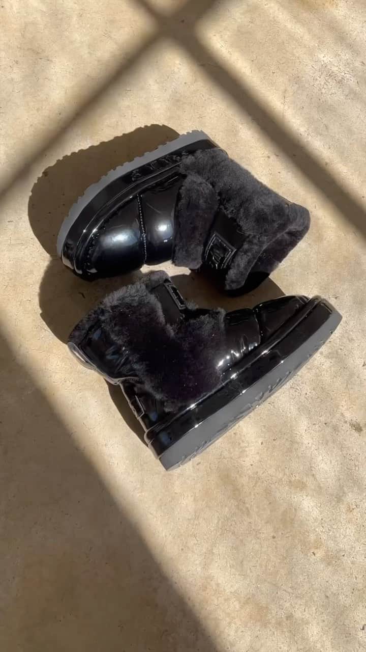 アグのインスタグラム：「The pop of shine you need this season. ✨  #UGG #FeelsLikeUgg #ColdWeatherOutfits #WinterBoots #UGGBoots #UGGPlatform」