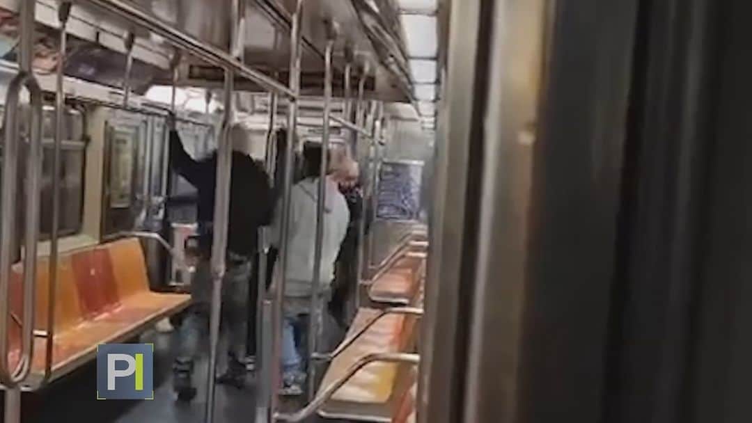 Primer Impactoのインスタグラム：「➡️ Un policía hispano termina en el hospital tras sufrir una brutal golpiza a manos de unos usuarios de metro que protagonizaron una pelea callejera.  📺 Más en #PrimerImpacto a las 5pm/ 4C por @univision」