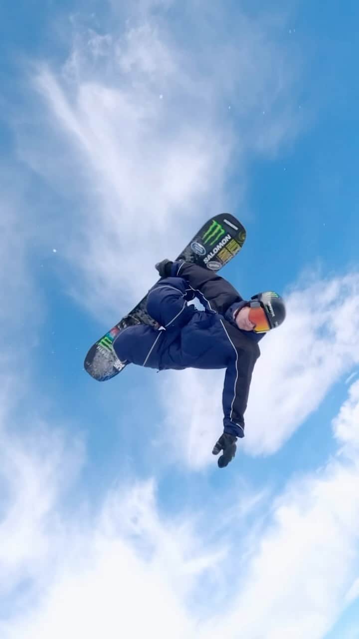 Smithのインスタグラム：「We just can’t stop watching this @lucasfoster clip 🤤  Helmet: Method MIPS  Goggle: Squad MAG  📹: @marinho_ramon_meyer   #weruncold」