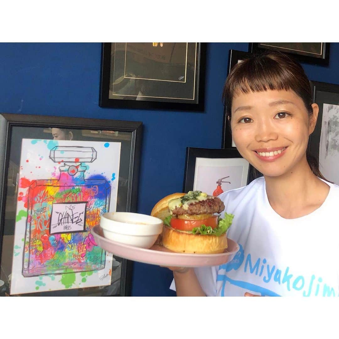 遠藤朋美のインスタグラム：「宮古島マラソン出場後にいただいたのはBocca burgerのハンバーガー  ドディです、こんにちは  宮古牛を使用したジューシーなパテを使ったハンバーガーに加え 地元野菜のサイドメニューを提供してくださるお店です。  宮古島に来たからには宮古牛を。。。と、こっそり考えていたので こちらで出会えてとても嬉しかったです。  宮古牛、多良間村を含む沖縄県宮古地域で生産・育成された黒毛和種。   非常に希少なため、宮古島、沖縄本島の限られた飲食店でしか提供されていません。  ブルーの外装のお店の窓を開けると 異空間並みのおしゃれな店内。  お店をデザインしたのはどなたでしょうか、、、デザイナーさんの力、すごい。  さっそく注文させていただいたのはbacca burger＋サイドメニュー＋ドリンクセットです。  宮古牛のハンバーガー、肉感はしっかり感じられるのですが、くどく無いハンバーグがとてもとても美味しいです。  サイドメニューはフライドポテト、島野菜の素揚げです  見たことがない野菜沢山で食べていて楽しかったです。  楽しい旅の思い出のひとつになりました  素敵な店内でご馳走様でした  PR @boccaburger #宮古島グルメ #宮古島カフェ #宮古牛 #リゾバ #バイト #ハンバーガー #boccaburger #宮古島ハンバーガー  #ドディ　#世界を走れドディ #ランニング女子 #ランニング  #マラソン #running #Marathon  #走るの好きな人と繋がりたい #宮古島　#宮古島ハーフマラソン #子連れ旅　#子育てママ #子育てママと繋がりたい」