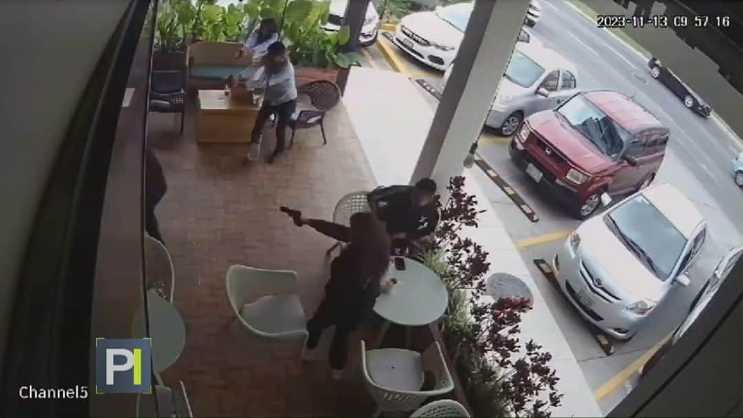 Primer Impactoのインスタグラム：「📌Acribillan a balazos a un funcionario policial a la entrada de una cafetería. Los asesinos se dieron a la fuga  📺 Más en #PrimerImpacto a las 5pm/ 4C por @univision」