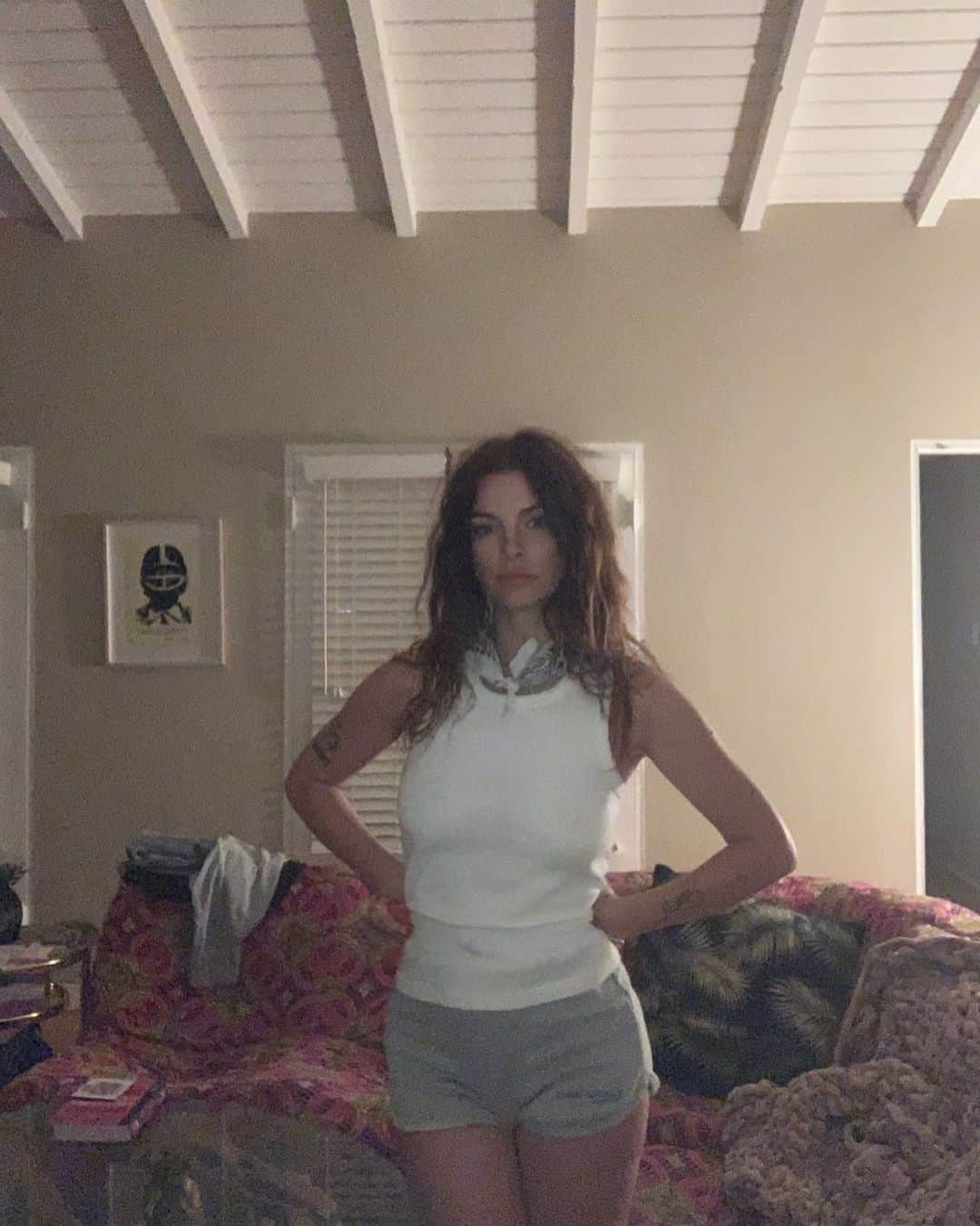 ケリー・オックスフォードのインスタグラム：「TRAIN OF THOUGHT POST 🚨 Hey, I’ve been MOTHER for exactly half my life this year.  Twenty three years - Pre and post kids. I had kids before smart phones, iPads, 9/11 and didn’t know what the fuck was coming for them. I thought they’d be like me and look at newspapers for movie times. I also didn’t know what it would be like to be on my own with a teen and two adult children in an AI “I can’t tell if this is real or not” world. I’ve never learned to chill out. I don’t think I’ve had a chance. And now I’m an empty nester and it was all a fever dream. Posting these vids chills me. A little. I need more dopamine tho. I have decided to get into shape so I can live another 50 years and watch this earth melt.  It’s boring to hear myself complain about aging knowing my Nan is ninety-six.  I refuse to complain for the next fifty years. IT’S TOO LONG. Are we going to keep talking about aging like boomers? “Over the hill” “Invisible” 😂 BEFORE FORTY WHEN WE LIVE TO ONE HUNDRED?? Fuck that.  🕳️🐇 Love, MOTHER」