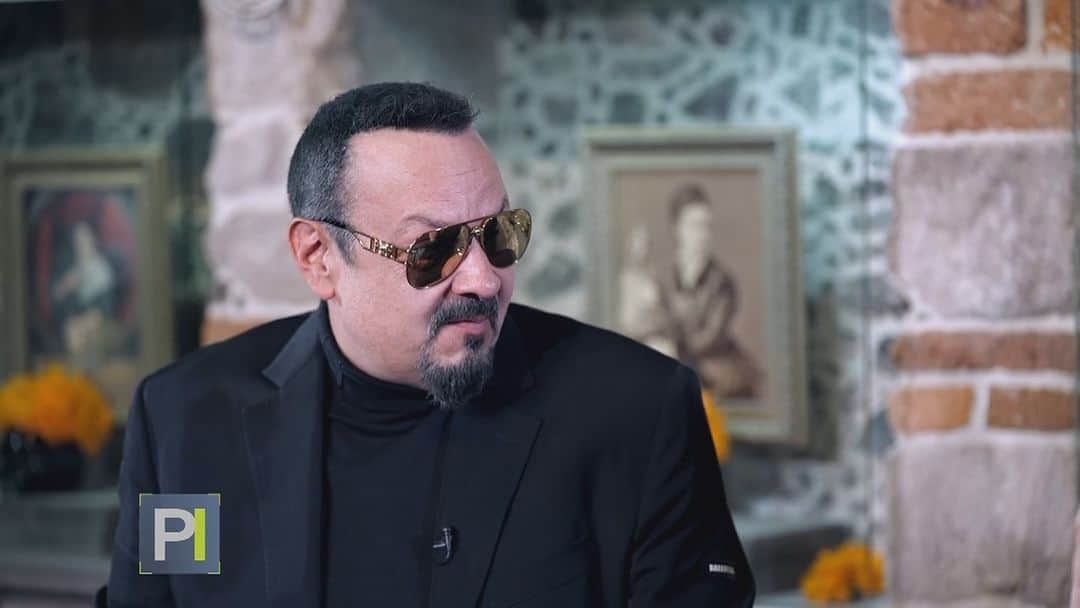 Primer Impactoのインスタグラム：「🎤 El cantante Pepe Aguilar está listo para participar en la ceremonia del Latin Grammy y confiesa por qué nunca lo hemos visto de cuello y corbata en las alfombras de los eventos.  📺 Más en #PrimerImpacto a las 5pm/ 4C por @univision」