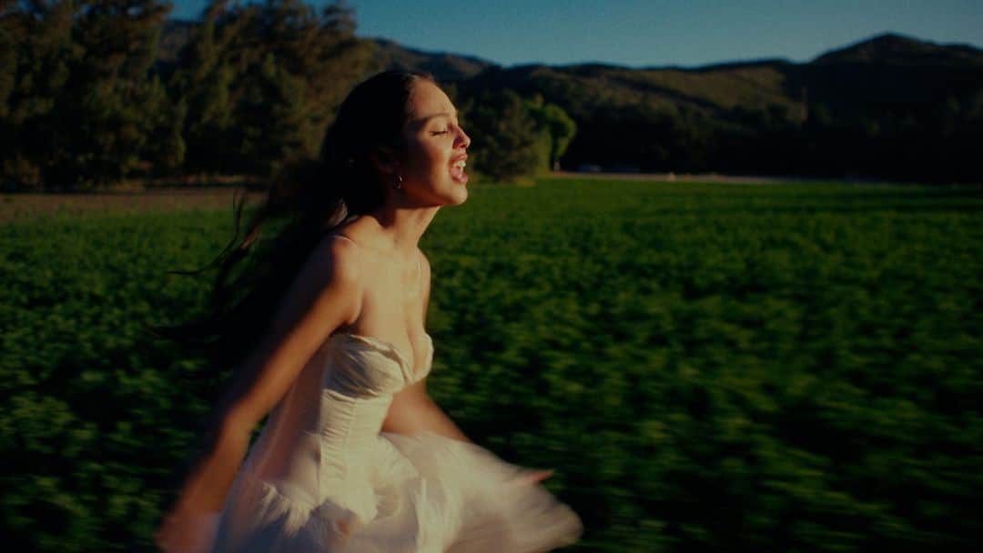 Vevoのインスタグラム：「Watch @OliviaRodrigo's "Can’t Catch Me Now" for '@TheHungerGames: The Ballad of Songbirds & Snakes' - in theaters now! ▶️ [Link in bio]」