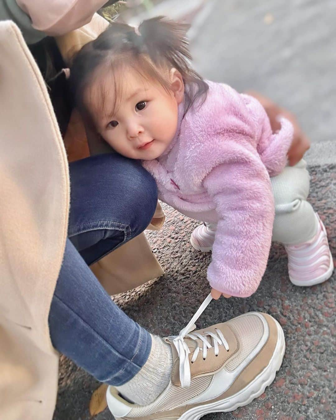 横町ももこのインスタグラム：「💖  歩けるようになってきた娘ちゃんと公園散歩👶🌸  コーディネートにも活躍してくれそうな @riiika_official のスニーカー👟🤍 軽くて動きやすくて気に入った🎵  #PR @riiika_official  #riiika #リーカ #リーカの靴 #riiikaのシューズ  #プチプラシューズ #厚底スニーカー #軽いスニーカー #楽ちんスニーカー #子育てママ  #赤ちゃんのいる生活  #赤ちゃんのいる暮らし  #10ヶ月ベビー  #10monthsold  #令和5年ベビー #女の子ベビー #👶🌸 #ベビーモデル #親子モデル #公式たまひよグラマー  #ブロガー #インフルエンサー #ママインフルエンサー #フリーランスモデル #横町ももこ」