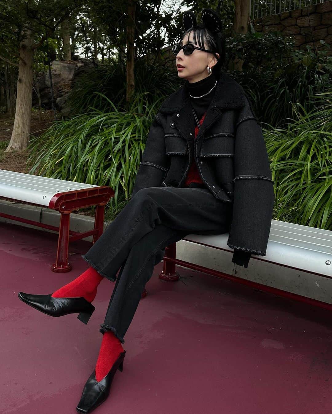 黒石奈央子のインスタグラム：「MICKEY COORDE  みれいちゃんコラボのボアjk。  これSISTERとBROTHERがあってSISTERがショートサイズ！  そして勝手にリバーシブルでボア側で着るのが個人的に好き🤍 ※推奨はしておらず裏側がデニムなので色落ち問題は自己判断でお願いします！  赤いトップスだったから今回着てみた🤍  jk 11/17 denim 11/21  @amerivintage  #ameri#amerivintage  #mireikiritanixameri」