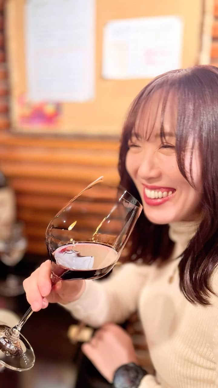 ありさ・あげまんクリエイターのインスタグラム：「#winebar葵 #winebar 🍷🥂  素敵なご夫婦が営むwine bar💕  リーズナブルにワインを楽しめるお店☺️ 1人でもデートでも入りやすいBARでした🫡🥂 奥にはテーブル席もあったよ🫶🏻  #winebar葵 #winebar #江戸川橋 #神楽坂 #神楽坂デートスポット #江戸川橋デートスポット #ワインバー」