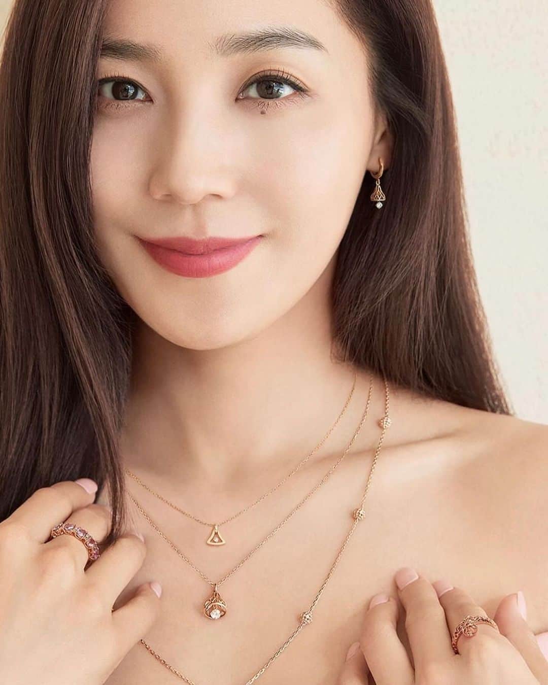 ユジンのインスタグラム：「완성컷들 그리고 비한인드씬~ 요즘 사진을 잘 안찍어서...업뎃을 못하네요~~~! 조만간...업뎃...꼭...!🥹😆😅☺️」