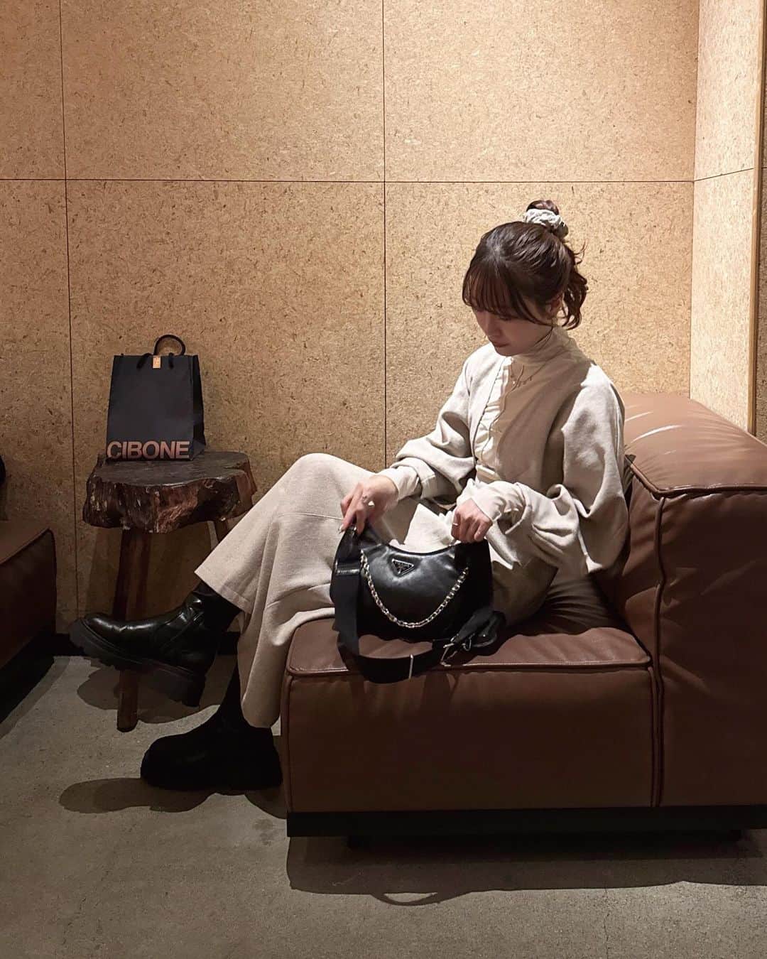 のインスタグラム：「ついに今週の土曜日の発売で最後の ディレクションアイテム😌♡  今回初めてこのような機会を与えていただき、 嬉しさ反面不安もある中での挑戦でしたが 予想を遥かに上回るお客さまに手に取っていただき、 本当に素敵な経験になりました🥲✨  本当にありがとうございます♡ 最後の発売までどうぞよろしくお願いいたします☺️🫶🏻 ⁡ one-piece: RENA direction × @vannie__u  ⁡ 【VANNIE U ZOZOTOWN】 ⁡ 第2弾  フラワービジューカーディガン フロントオープンマーメイドワンピース フロントジップフレアスカート(再販) 11/18(sat.) 19:00 発売開始 ⁡ ▪︎フロントオープンマーメイドワンピース beige / gray  free size ¥8,800 ⁡ 🍑156cm/骨格ウェーブ/1st イエベ春 2nd ブルベ夏 ⁡ #vannie_u #ヴァニーユー #骨格ウェーブ #骨格ウェーブコーデ #156cmコーデ #イエベ #イエベ春 #ワンピースコーデ #ゾゾタウン #zozotown #秋コーデ #秋服コーデ  #秋服 #ミニワンピ #ミニワンピース #キャミワンピ #キャミワンピース #スタイルアップ #スタイルアップコーデ #タートルネック #タートルネックニット #ニットワンピ #ニットワンピース #ニット #ニットコーデ #デートコーデ #モテコーデ #あざとコーデ #デート服 #秋冬コーデ」