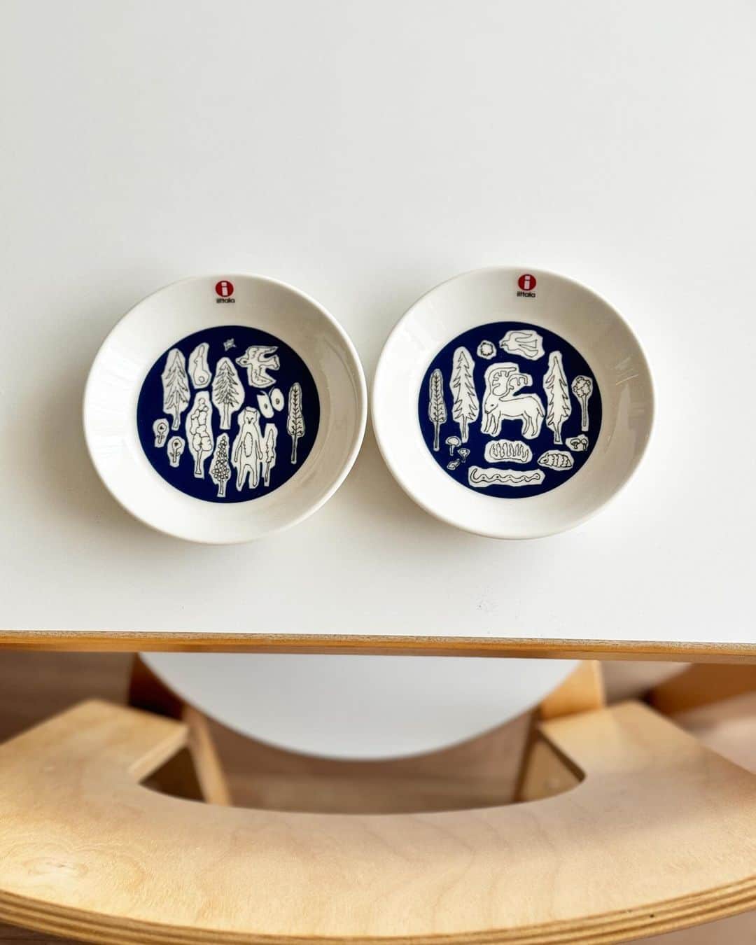 のインスタグラム：「#新しいお皿  イッタラ(iittala)ティーマ(teema)12cmプレート。 minaperhonenコラボ🪿 買ってしまった🤭  このサイズめちゃくちゃ便利なのよ。  12cm、17cm、21cmの3サイズをほぼ毎日使う。 棚に積み上げて横から見たら白一色のお皿。 オープン収納してもシンプル◎  でも使う時には絵柄が見えて、かわいくてアガる♡🌲♡  @iittala_japan  @mina_perhonen.jp   ティーマって、ほんと割れない。 何回も滑り落としてるけどセーフ😂  シンプルで、丈夫で、使い勝手良くて カラーかわいくて、サイズ豊富👏🏻  結婚生活13年、1番使ってる一軍のお皿✨✨  #わたしの愛用品シリーズ」