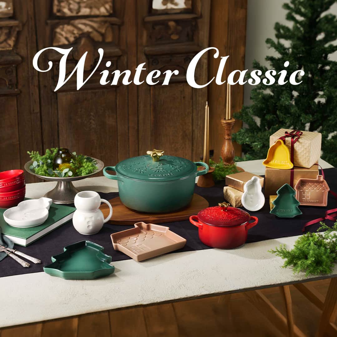 Le Creuset Japon　ル・クルーゼ ジャポンのインスタグラム：「【本日発売】家庭で楽しむクラシッククリスマス「ウィンター クラシック コレクション」  ホリデーシーズンを温かく彩る、人気のコレクションが今年も登場です。 クリスマスツリーのレリーフを施して星型のつまみを合わせた限定デザインのお鍋のほか、煙突屋根のおうちをイメージしたシェイプ「ハウス」のプレート＆ディッシュが新しく仲間入り。  1年をふりかえりながら、ル・クルーゼの楽しいアイテムと一緒に心温まるクリスマスを！  詳細は @lecreusetjapon プロフィールのリンクからご確認ください。  #ルクルーゼ #lecreuset #ルクルーゼのある暮らし  #ルクルーゼごはん #テーブルウェア #テーブルコーディネート #キッチンウェア #キッチングラム #ルクルーゼのある生活 #ルクルーゼのある食卓 #食卓 #食卓グラム #キッチンツール   #ウィンタークラシック #シグニチャーココットロンド #ミニココット #ミニホリデーディッシュ #鍋 #クリスマス #クリスマスプレゼント #クリスマスギフト #クリスマス準備」