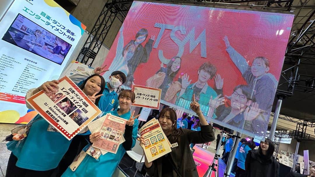 Tokyo School of Music&danceのインスタグラム：「11/10(金)・11(土)開催 ⭐️JIKEI COM Game & e-Sports SHOW 若きクリエーター展  ⭐️職業体験フェスタ2023 滋慶学園と共に  in幕張メッセ、 大盛況で終了致しました！🔥🔥  当日はたくさんの保護者様・中学生高校生のみなさま・企業の方々にご来場いただき、 開校以来、業界とともに即戦力として活躍できる人材を育成する「産学連携教育システム」を教育の核としている、各学校の学びの様子や、それぞれの分野のお仕事の楽しさ・素晴らしさを感じていただきました！  メインステージでは、 オープニングアクト＆クロージングアクトをTSMゴスペルアンサンブルが務めさせていただきました！  また、Artist Show CaseにはTSM在校生の #1031 が出演！審査員のみなさまからご評価をいただきました！  ご来場いただきました皆さま、本当にありがとうございました！！👏👏✨  #TSM #ゴスペル #gospel #専門学校 #音楽専門学校 #幕張メッセ #体験入学 #職業体験   21時間前」