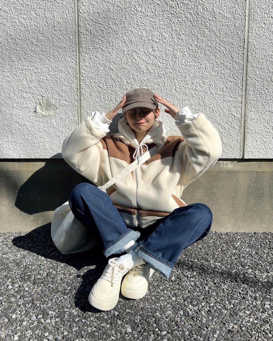 みさねのインスタグラム：「SHEINカジュアルコーデ♡  パーカーとスニーカーは @cham.official_  キャップはGU  それ以外全部SHEIN🥹🎈  20%OFFクーポン→LOVEDAZY810  ↓商品ID↓ ※158cm ボアジャケット 11234097 XL デニム 2383595 M トートバッグ 3302317  #shein #shein購入品 #ボアジャケット #デニムコーデ #冬コーデ #秋冬コーデ #カジュアルコーデ #メンズライクコーデ #ボーイッシュコーデ #ストリートファッション #ストリート系女子 #キャップコーデ #スニーカーコーデ」