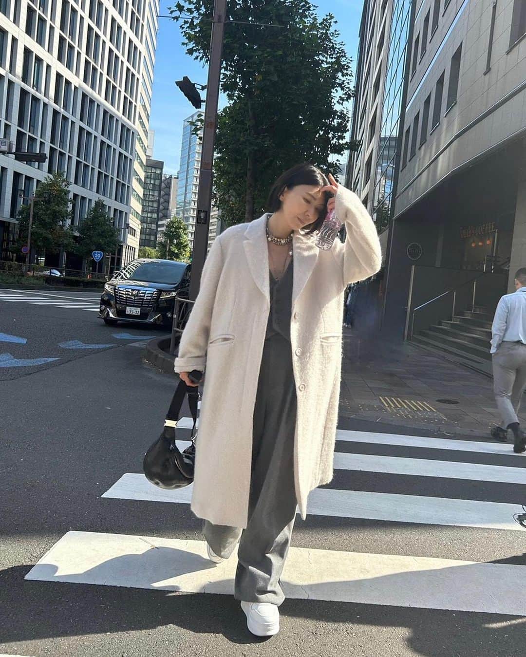 白幡啓のインスタグラム：「THE COAT LAB for  styling/  モヘアシャギーコート　 こちらはベージュバージョン❤️ 裏地の背中には 『We want  nothing but good vibes  only』 のレタリングをあしらいました😊  ベージュとグレー🩶の組み合わせが好きなので、少し暖かいこの日はベストとパンツのセットアップに 合わせました😊 @timelesswomen_official   @usagionline  #thecoatlab」
