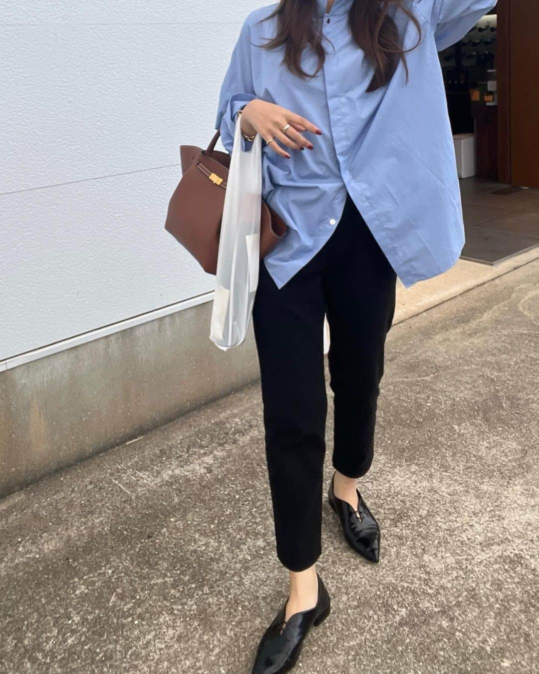 ほたるのインスタグラム：「・ ・ @coen_official の何にでも合う万能パンツ👖🖤 ウエストはゴムで楽チンだし 起毛なのであったかくて機能性も抜群◎  シルエットも綺麗でお気に入り👩🏻🤍  #coen #コーエン #coen_style #coen_snap #やみつき暖パンツ」