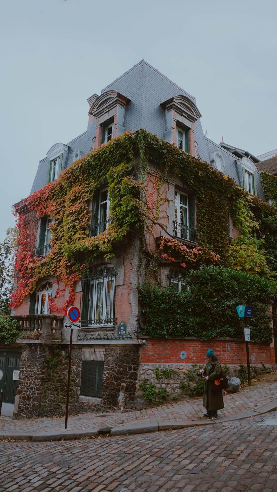 Putri Anindyaのインスタグラム：「Soaking the autumn mood in Montmartre, Paris.  This place is my fav touristy place in Paris. It is touristy and you can see this place in many movies and series but sincerely I never get bored of it. And the last time I visit Montmartre in autumn was 2018! so that morning was special. Thanks to @mary_quincy and @capra311 who strolled with me that day 🍂   Just a tip : visit Montmartre in early morning for the best light and walk. Morning means less tourist and this place could be very touristy during the day and afternoon.  Shot using Sony A7C with 35mm 1.4 zeiss lens in 25fps. Also a Black pro mist 1/4 filter. And some natural tripod that I found along the way lol. Edited in premiere pro.   #aestheticvideos #montmartre #paris #travelvlog #travelreels #aestheticreels」